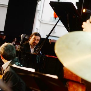 Lucas Verrière pendant l'hommage à Grant Green à Jazz au Péristyle de l'Opéra de Lyon, photo Alain Rico